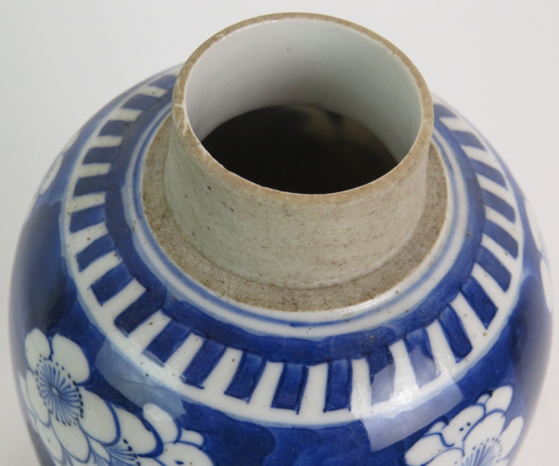 A fine Chinese antique porcelain covered vase decorated in the Kangxi style, probably 19th - Bild 5 aus 16