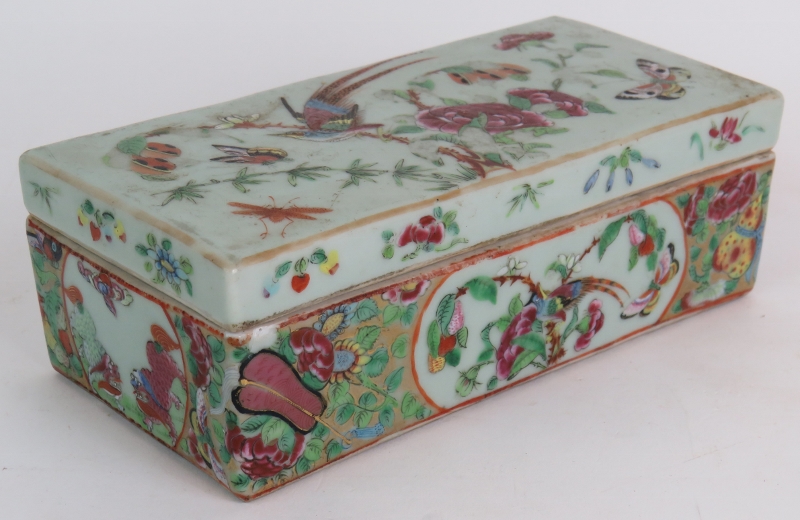 A 19th Century Canton Chinese porcelain pen box and cover decorated in the famille rose style with - Bild 4 aus 7