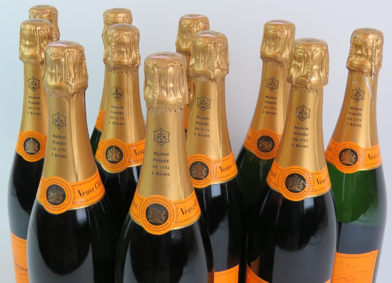 Eleven bottles of Veuve Clicquot Ponsardin Brut NV champagne 75cl 12% vol. (11). Condition report: - Image 4 of 4