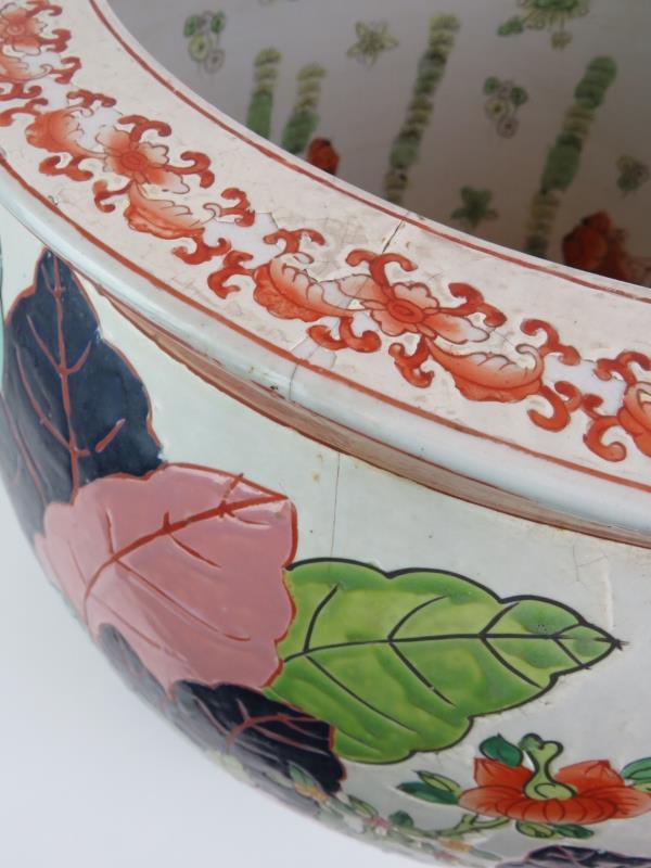 A very large Chinese porcelain fish bowl, internally decorated with goldfish and externally with - Bild 5 aus 7