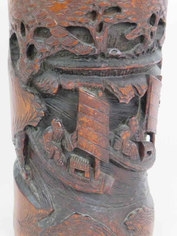 An antique Chinese carved bamboo brush pot or bitong, circa 1900. The front deeply decorated with - Bild 2 aus 6