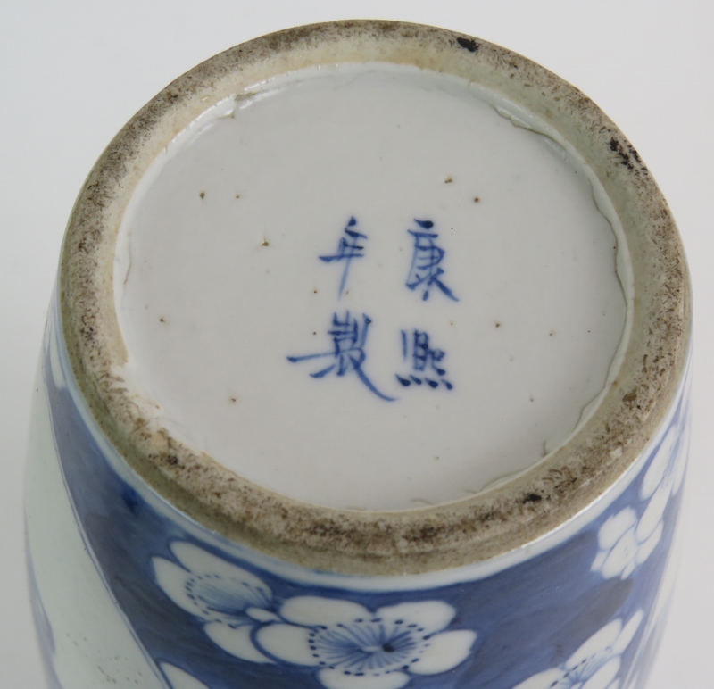 A fine Chinese antique porcelain covered vase decorated in the Kangxi style, probably 19th - Bild 8 aus 16