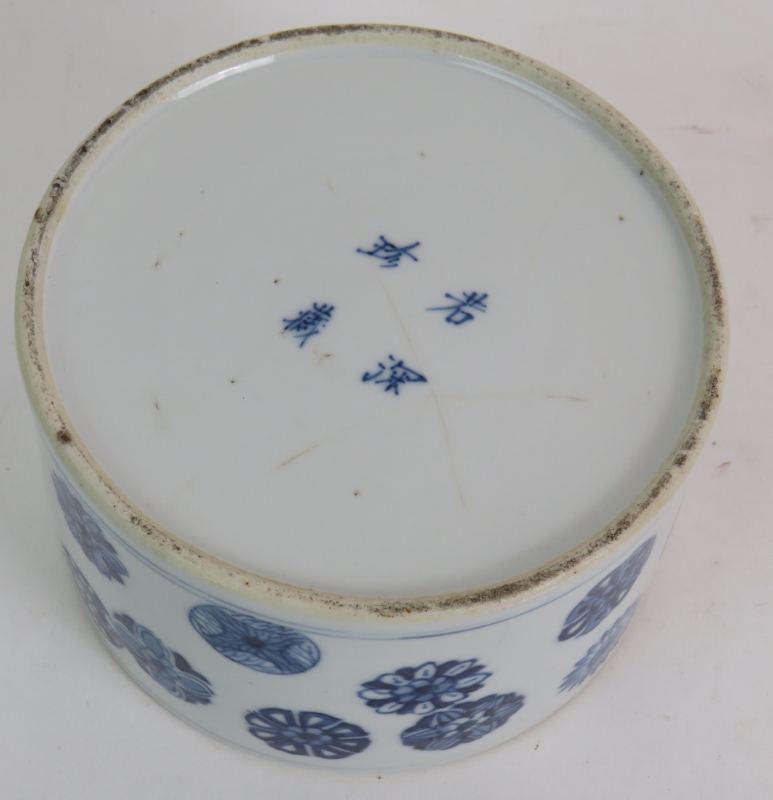 An antique blue and white Chinese porcelain dish with four character mark, a Japanese Satsuma dish - Bild 7 aus 10