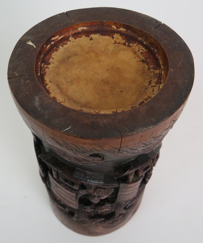 An antique Chinese carved bamboo brush pot or bitong, circa 1900. The front deeply decorated with - Bild 6 aus 6