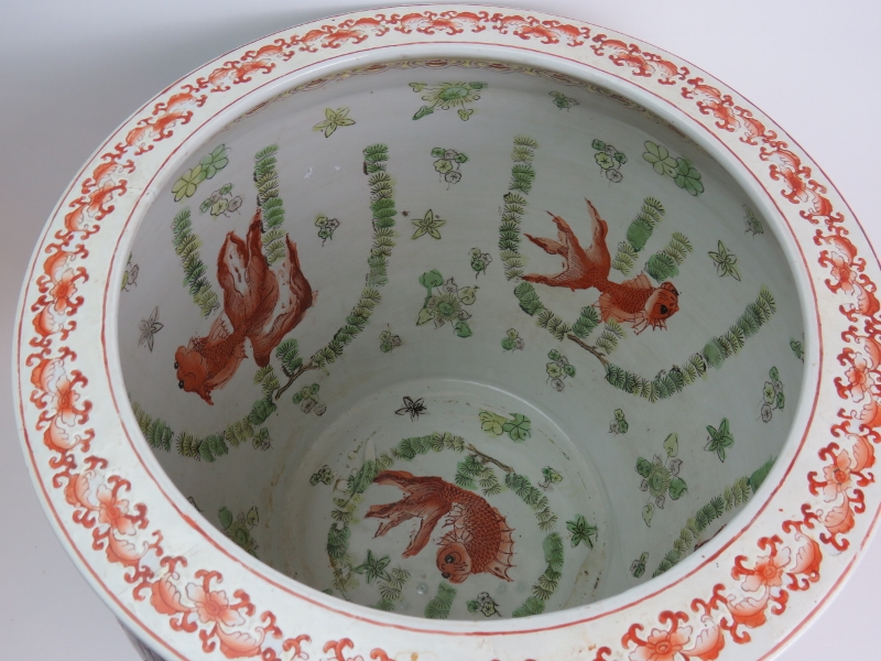 A very large Chinese porcelain fish bowl, internally decorated with goldfish and externally with - Bild 3 aus 7