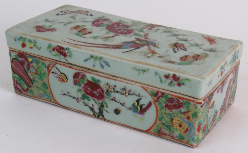 A 19th Century Canton Chinese porcelain pen box and cover decorated in the famille rose style with - Bild 5 aus 7