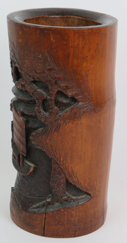 An antique Chinese carved bamboo brush pot or bitong, circa 1900. The front deeply decorated with - Bild 4 aus 6