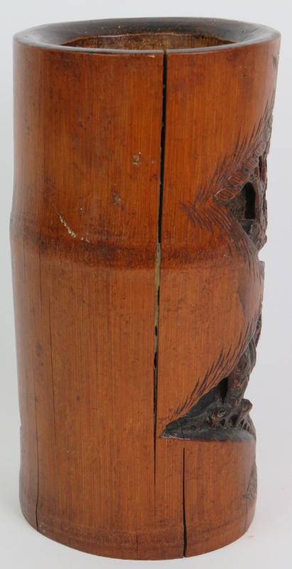 An antique Chinese carved bamboo brush pot or bitong, circa 1900. The front deeply decorated with - Bild 3 aus 6