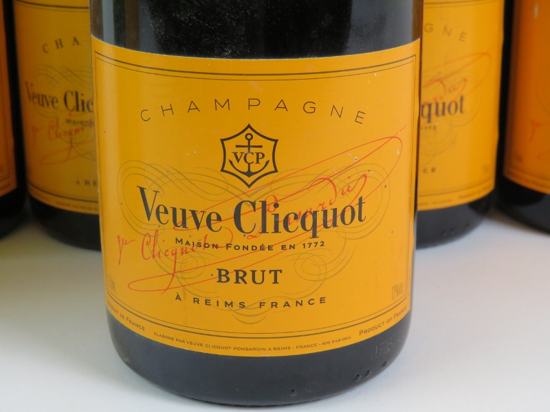 Eleven bottles of Veuve Clicquot Ponsardin Brut NV champagne 75cl 12% vol. (11). Condition report: - Image 2 of 4