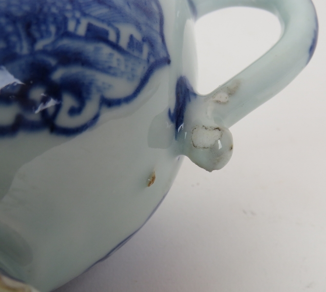 A late 18th/early 19th Century Chinese porcelain sauce boat with blue hand painted decoration. - Bild 5 aus 6