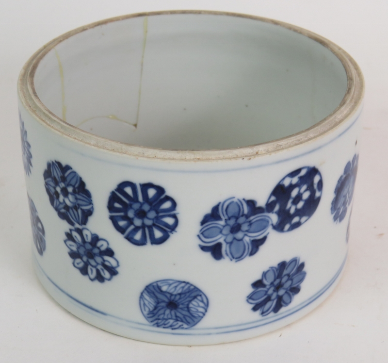 An antique blue and white Chinese porcelain dish with four character mark, a Japanese Satsuma dish - Bild 6 aus 10