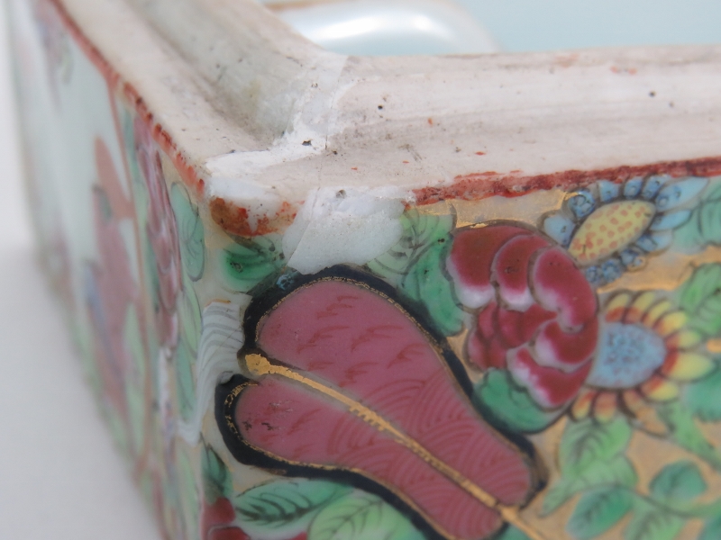 A 19th Century Canton Chinese porcelain pen box and cover decorated in the famille rose style with - Bild 7 aus 7