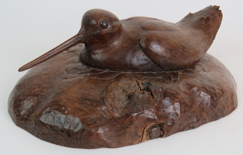 A very well carved figure of a sitting woodcock, carved from mulberry wood 1993 and a turned teak - Bild 4 aus 5