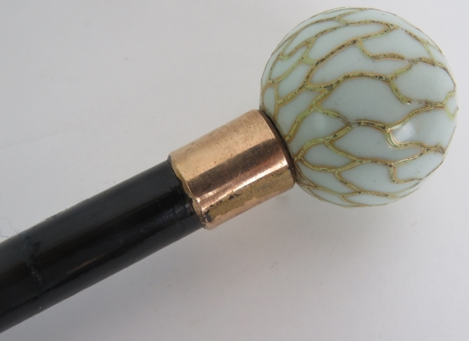 An early 20th Century ebony walking cane with enamelled porcelain knob and yellow metal collar - Image 3 of 4