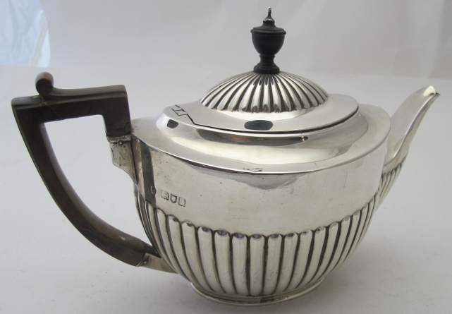 A silver teapot with half fluting decoration, London 1898, approx 20 troy oz/630 grams.
