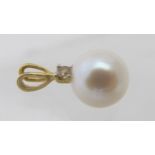 A 9ct yellow gold pearl and diamond pendant. Good condition.