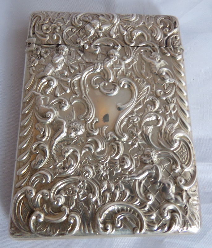 A silver card case embossed with cherubs and scrolls. London 1896, maker William Gibson & John - Image 2 of 5