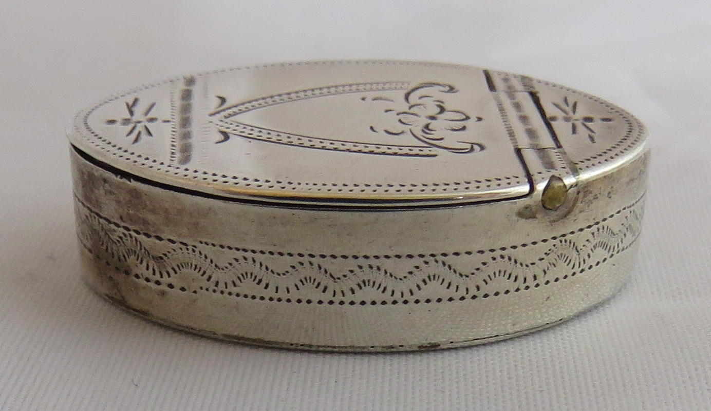 A charming George IV silver patch box, baving blank cartouche. Birmingham 1821, maker Samuel - Image 5 of 7