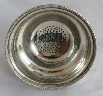 An C18th silver wine funnel. Top marked London 1783, maker Robert Hennell. Base unmarked. Total - Image 2 of 7