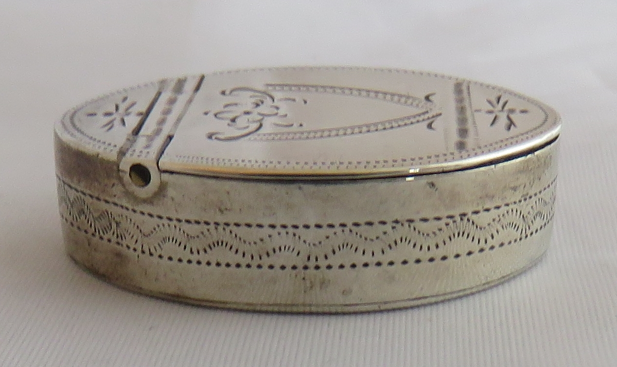 A charming George IV silver patch box, baving blank cartouche. Birmingham 1821, maker Samuel - Image 4 of 7