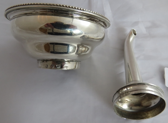 An C18th silver wine funnel. Top marked London 1783, maker Robert Hennell. Base unmarked. Total - Image 5 of 7