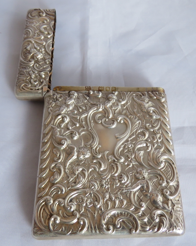 A silver card case embossed with cherubs and scrolls. London 1896, maker William Gibson & John - Image 4 of 5