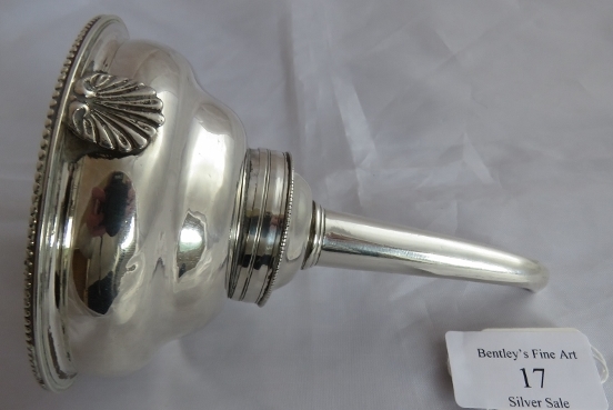 An C18th silver wine funnel. Top marked London 1783, maker Robert Hennell. Base unmarked. Total - Image 7 of 7