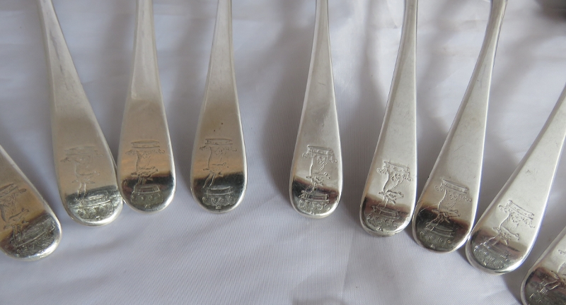 10 George III silver tablespoons, London 1771, maker Thomas Chawner. Total weihgt 740 grams, each - Image 4 of 8