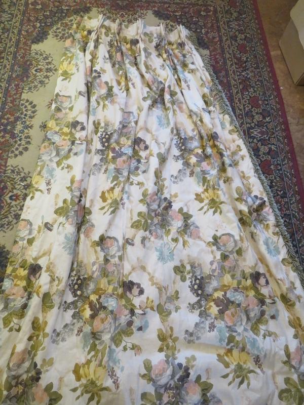 A large pair of good quality fully lined curtains with a pastel floral print. Length 210cm. Width - Image 3 of 5