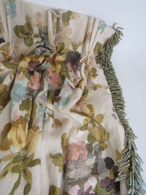 A large pair of good quality fully lined curtains with a pastel floral print. Length 210cm. Width - Image 2 of 5