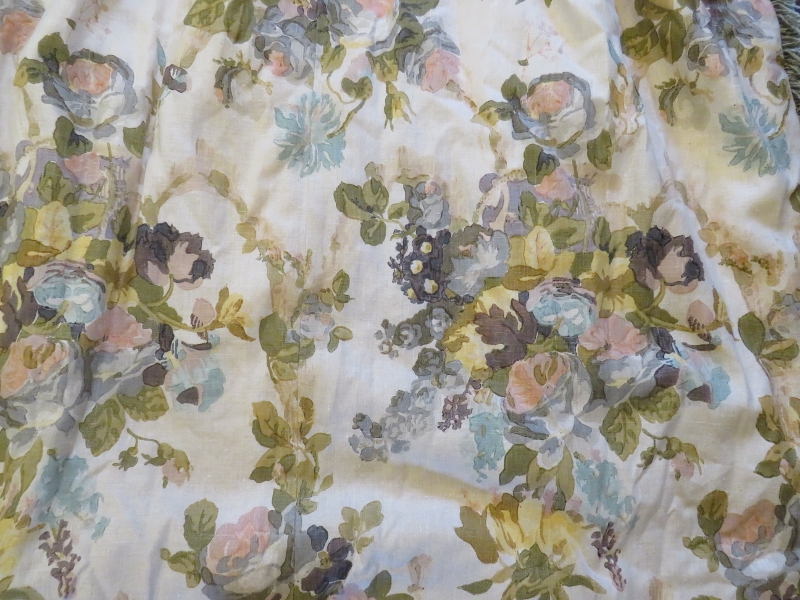 A large pair of good quality fully lined curtains with a pastel floral print. Length 210cm. Width - Image 5 of 5