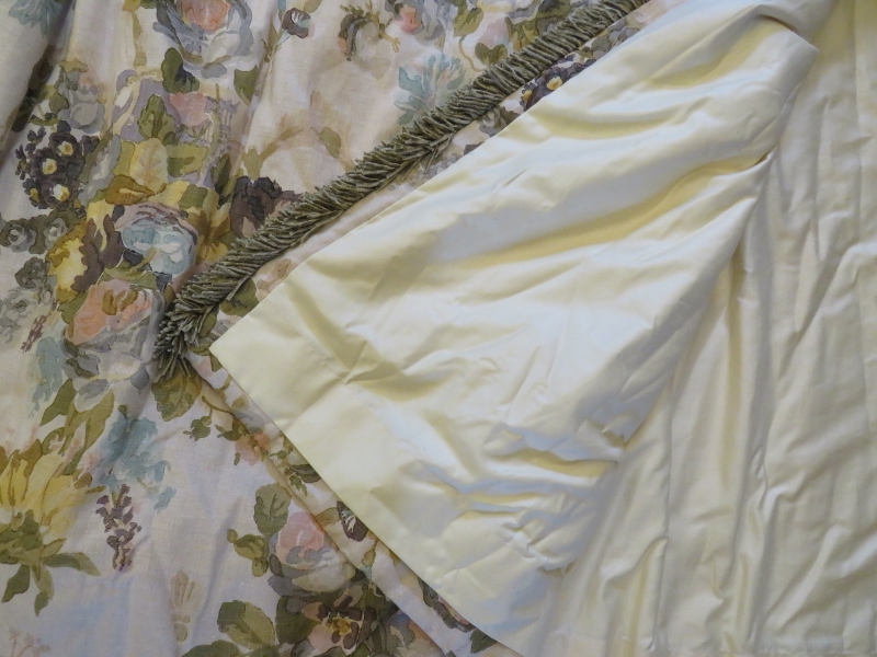 A large pair of good quality fully lined curtains with a pastel floral print. Length 210cm. Width - Image 4 of 5