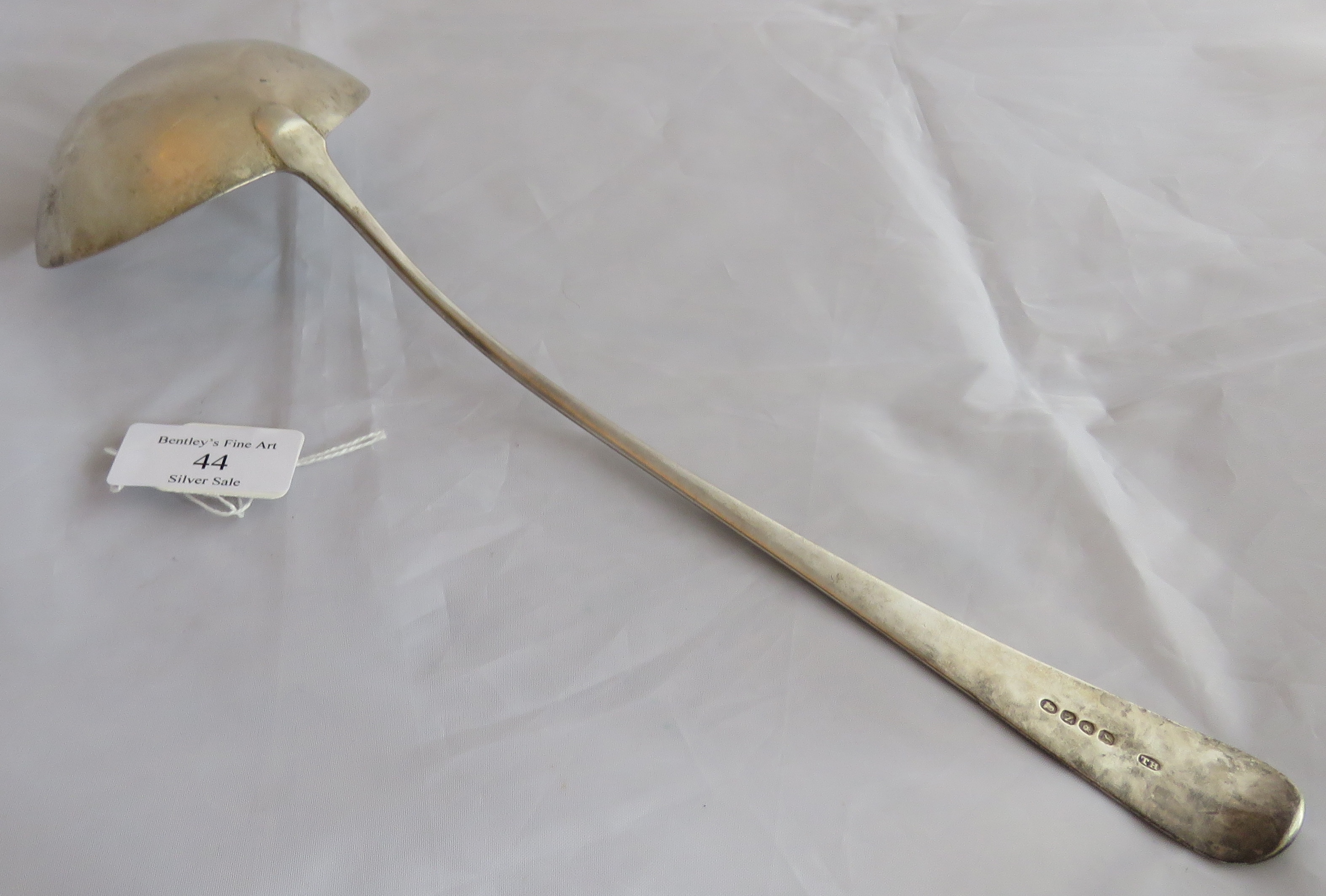 A silver Georgian soup ladle, London 1808, maker T.H. Weight 140 grams, measures 13 inches long, all - Image 6 of 7