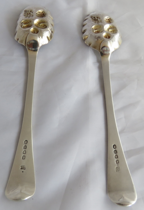 A boxed set of berry spoons with engraved decoration to handles. London 1808 and London 1815, - Image 5 of 8