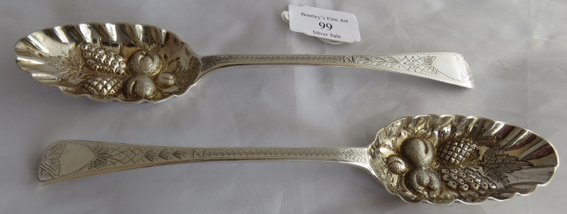 A boxed set of berry spoons with engraved decoration to handles. London 1808 and London 1815, - Image 2 of 8