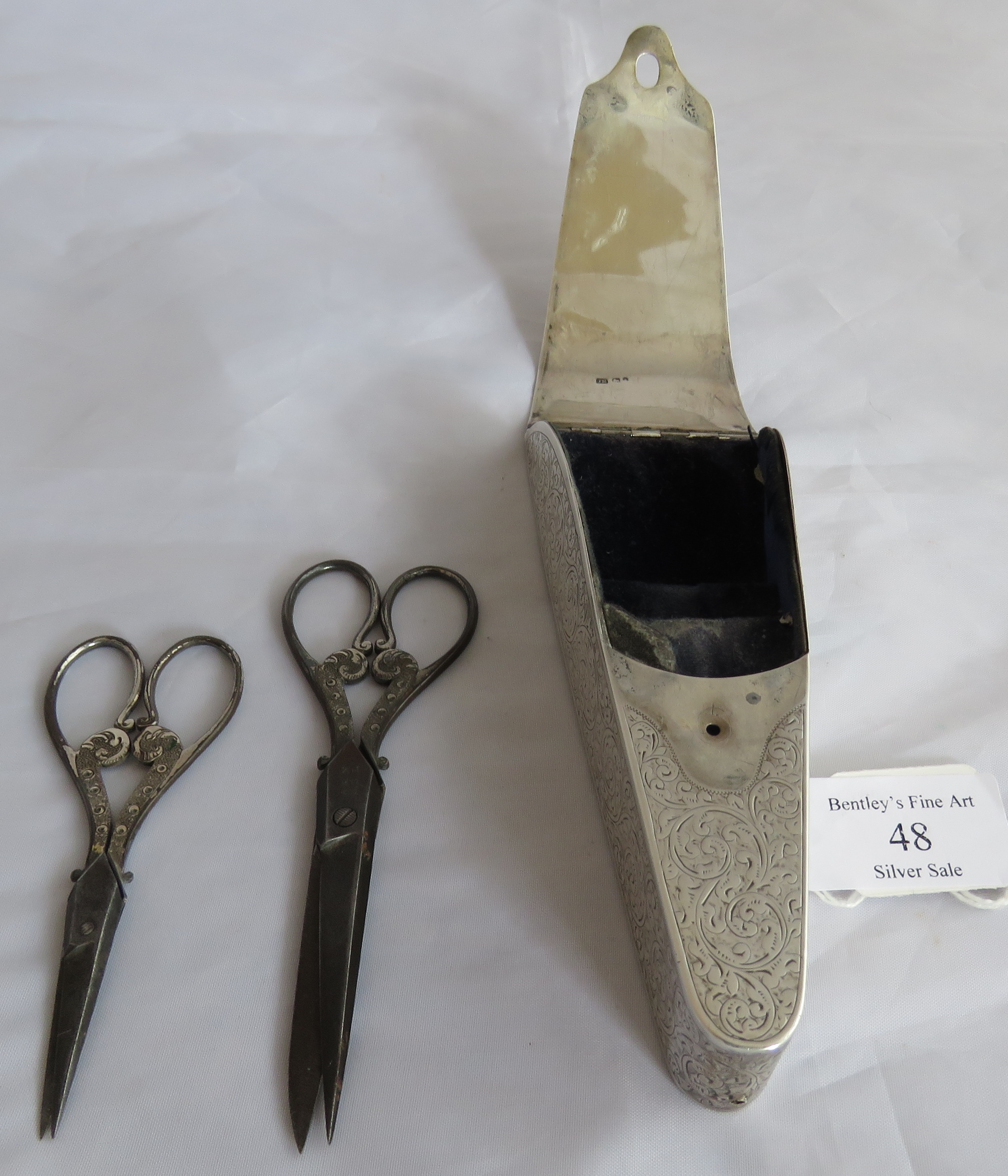 A lovely silver C19th engraved pattern scissor case containing 2 pairs of scissors (not silver). - Image 5 of 7