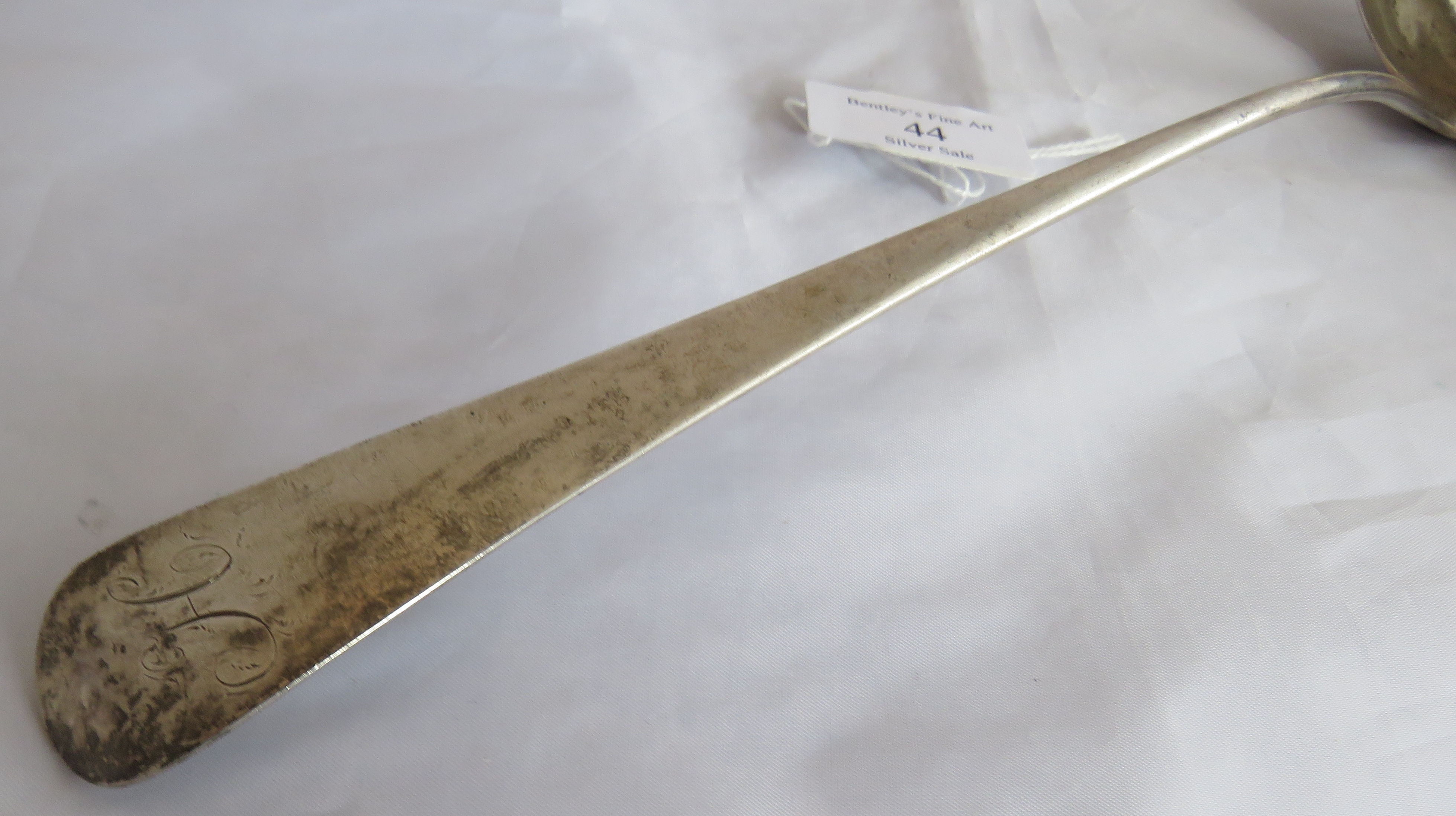 A silver Georgian soup ladle, London 1808, maker T.H. Weight 140 grams, measures 13 inches long, all - Image 5 of 7