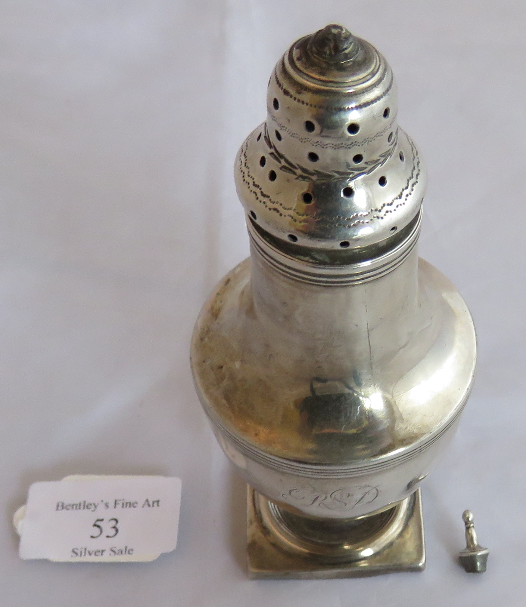 A Georgian silver sugar caster on square base, London 1800. Mono to front. Weight 100 grams, - Image 2 of 6