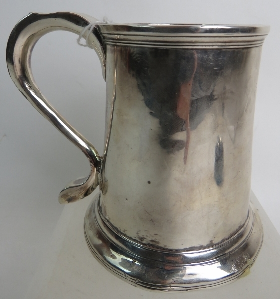 A George III provincial silver mug by John Langlands, Newcastle, 1774/75, of plain tapered - Image 2 of 6