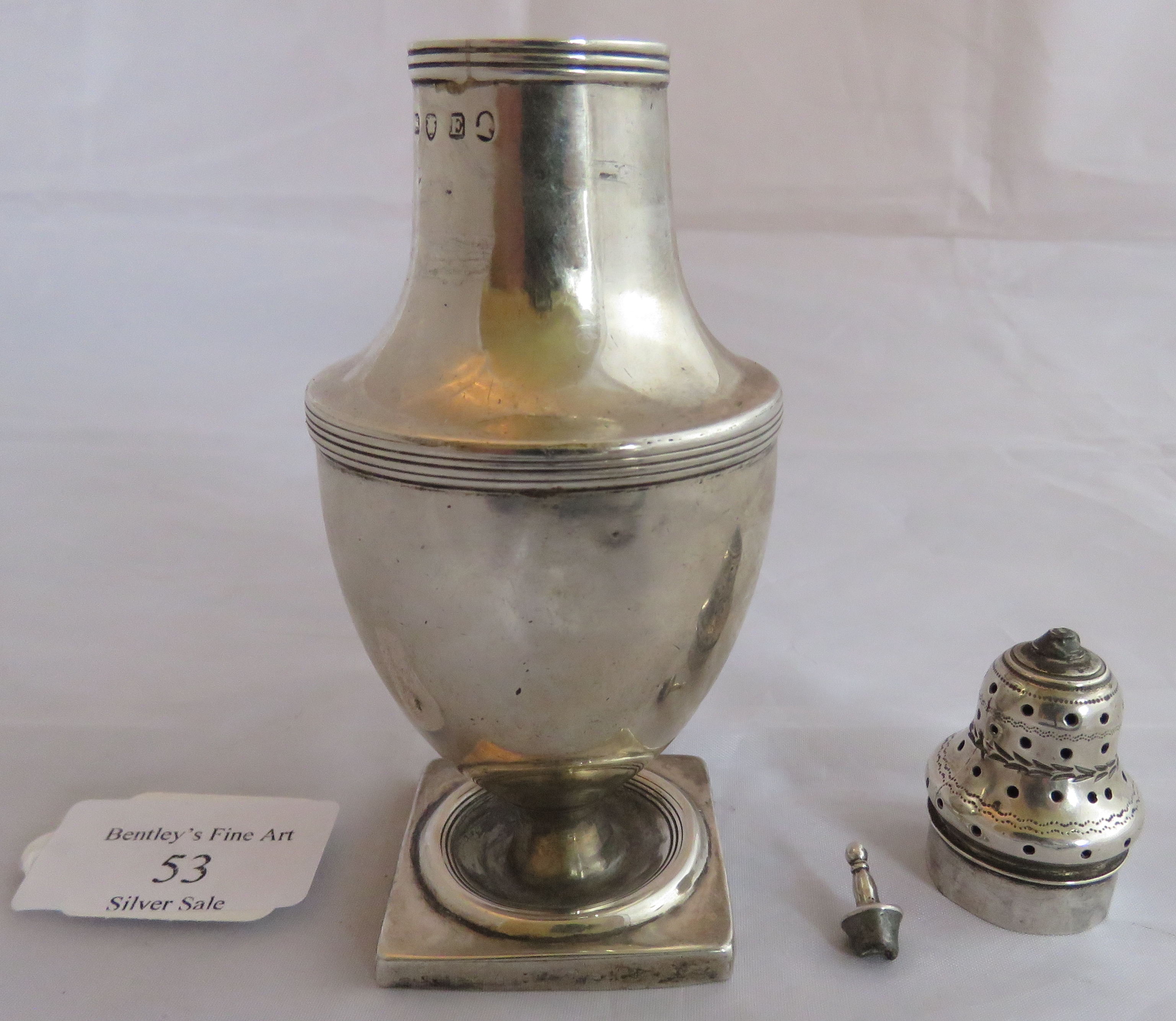 A Georgian silver sugar caster on square base, London 1800. Mono to front. Weight 100 grams, - Image 5 of 6