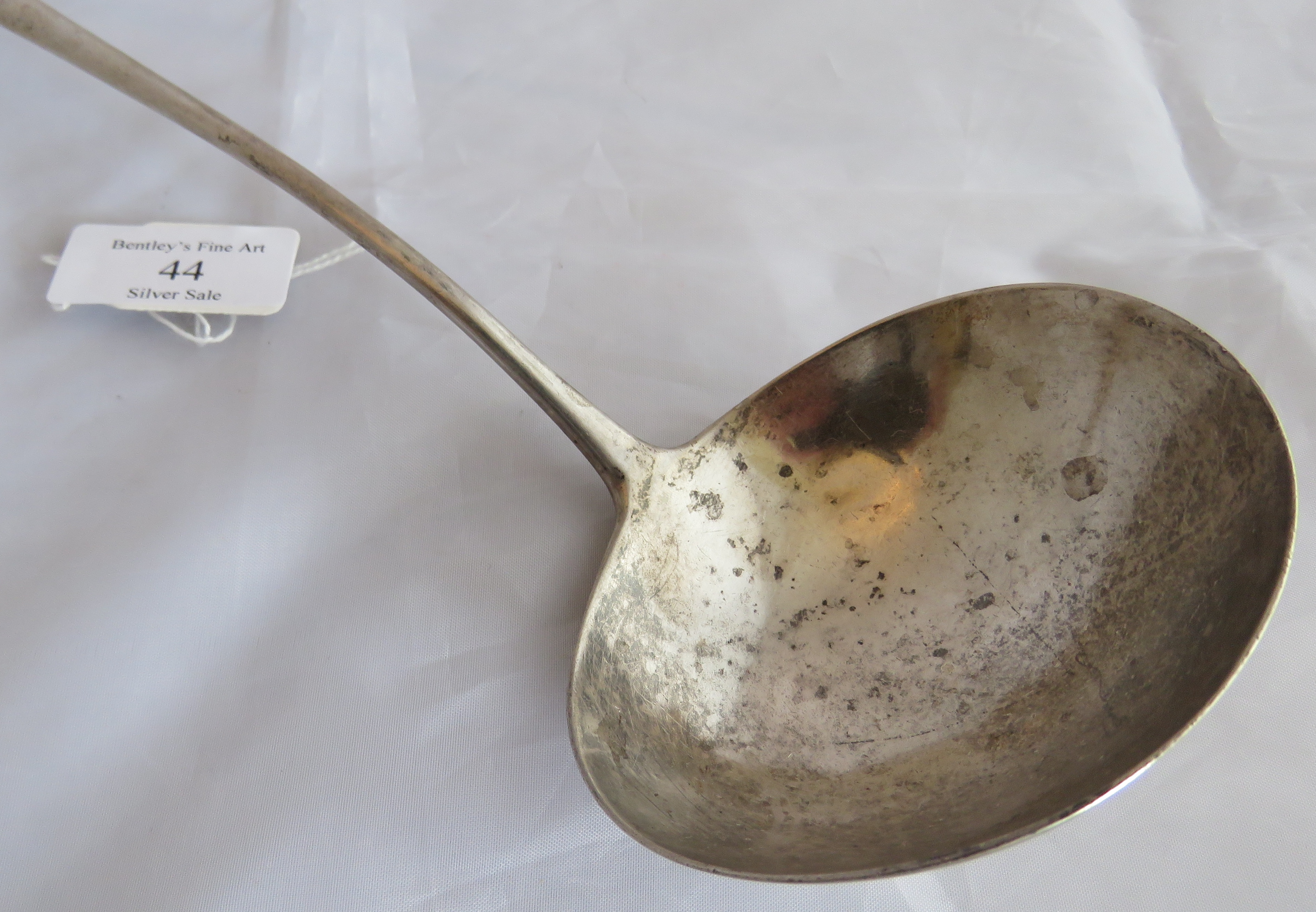 A silver Georgian soup ladle, London 1808, maker T.H. Weight 140 grams, measures 13 inches long, all - Image 2 of 7