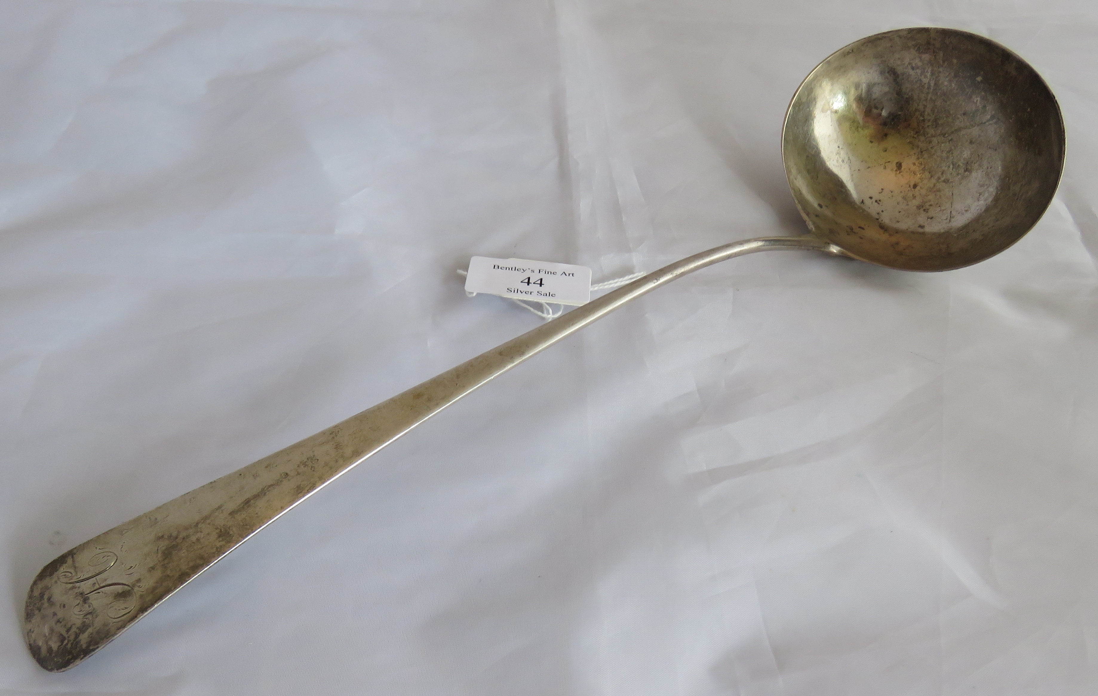 A silver Georgian soup ladle, London 1808, maker T.H. Weight 140 grams, measures 13 inches long, all - Image 4 of 7