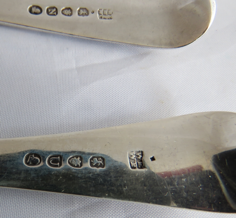 A boxed set of berry spoons with engraved decoration to handles. London 1808 and London 1815, - Image 7 of 8