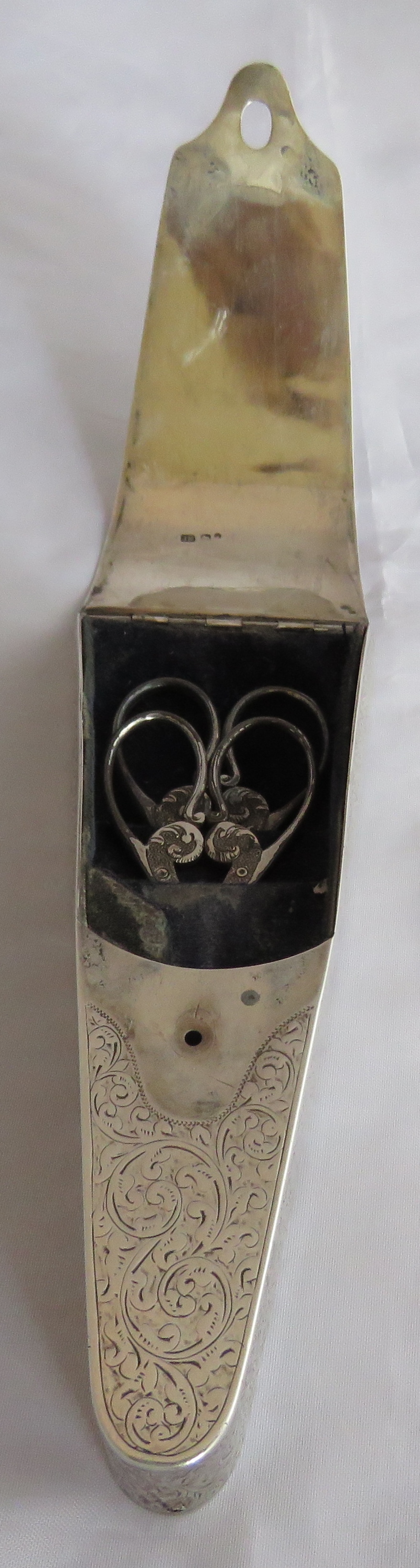 A lovely silver C19th engraved pattern scissor case containing 2 pairs of scissors (not silver). - Image 4 of 7