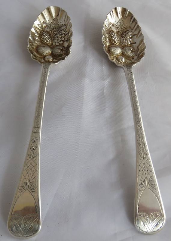 A boxed set of berry spoons with engraved decoration to handles. London 1808 and London 1815, - Image 4 of 8