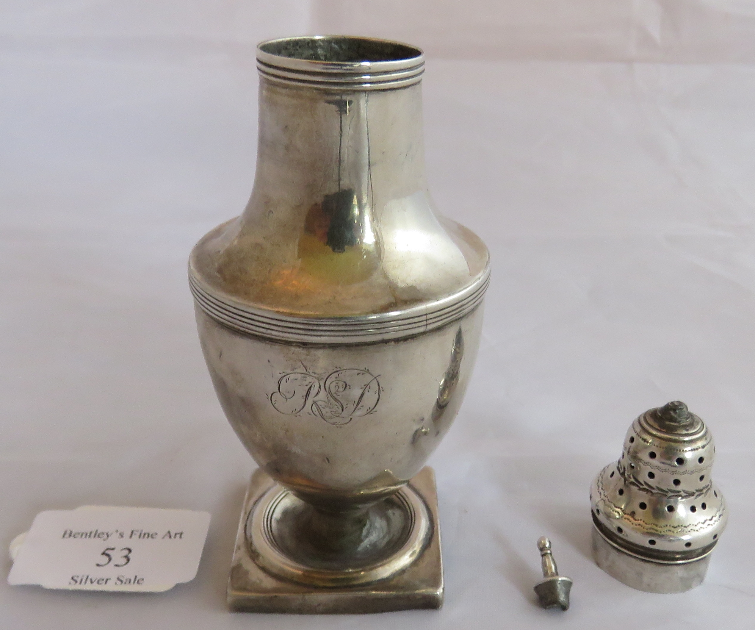 A Georgian silver sugar caster on square base, London 1800. Mono to front. Weight 100 grams, - Image 4 of 6