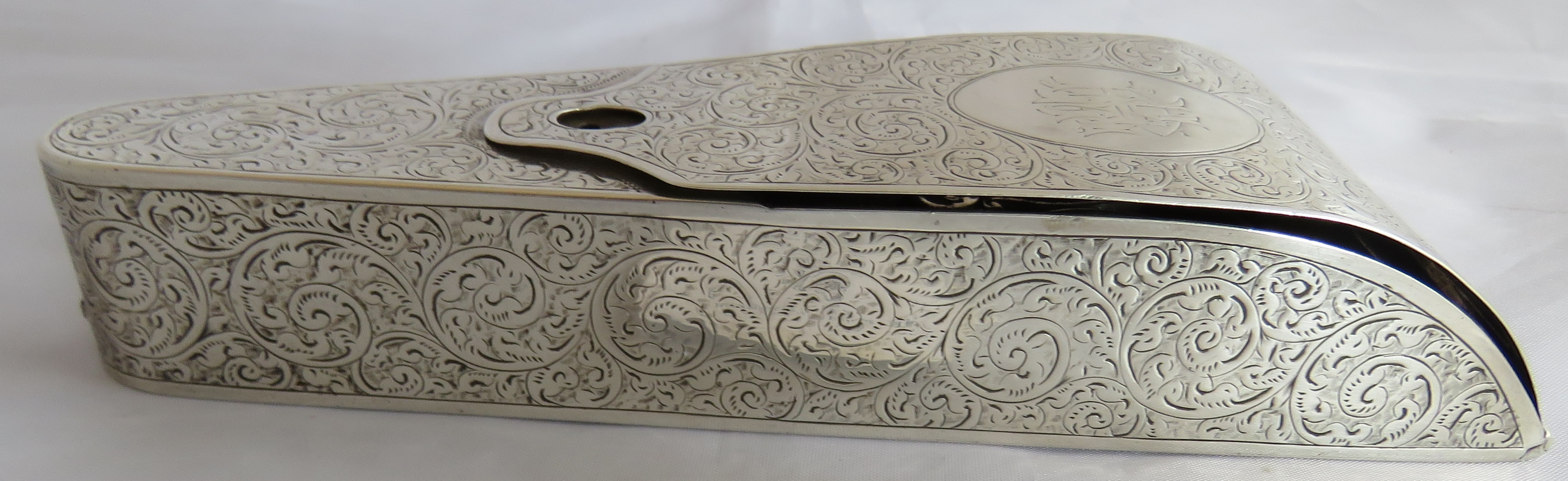 A lovely silver C19th engraved pattern scissor case containing 2 pairs of scissors (not silver). - Image 3 of 7