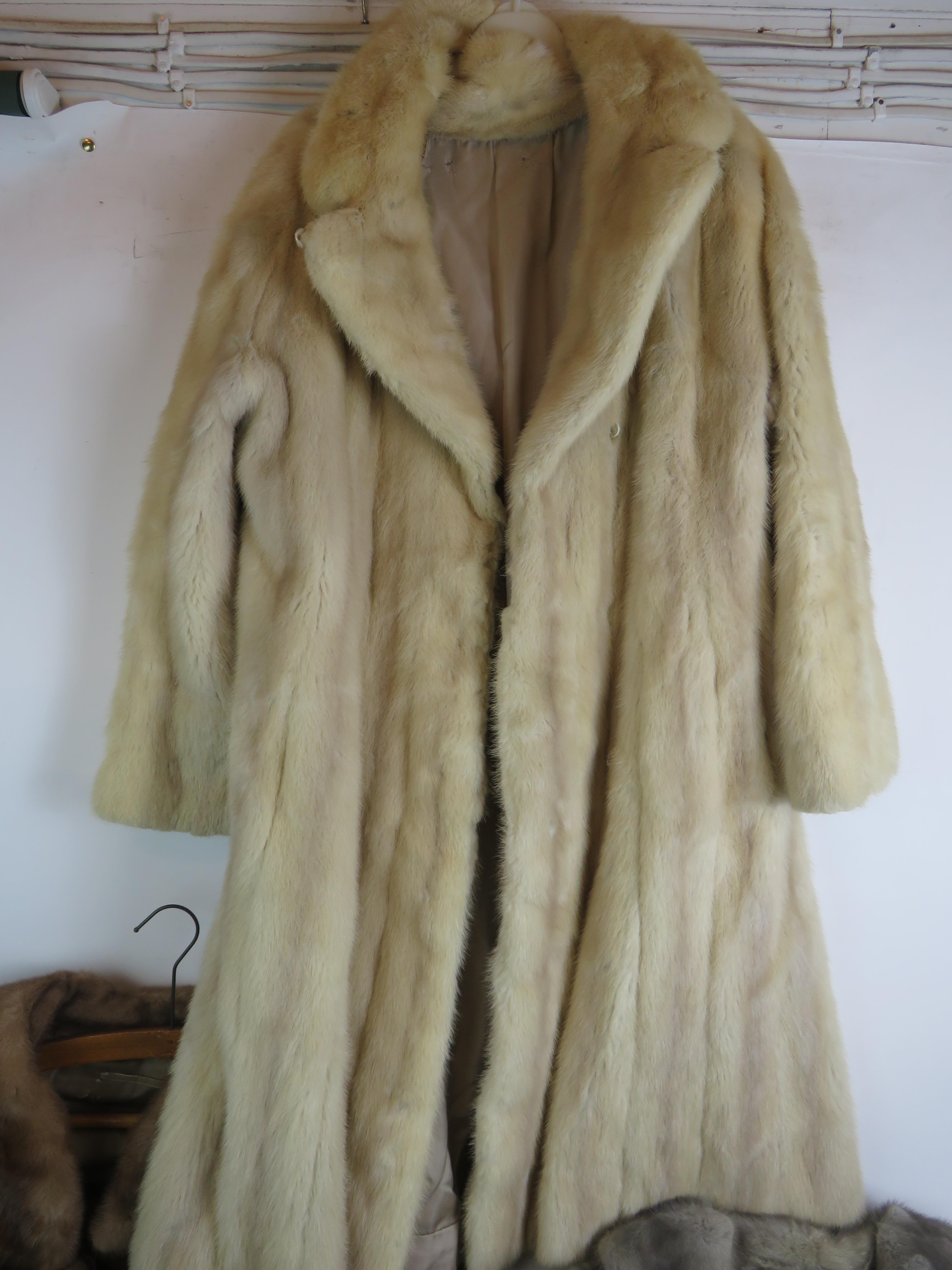 Three vintage fur coats, one with matching hat plus a vintage fur wrap. Condition report: No issues. - Image 3 of 5