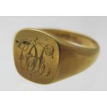 An 18ct gold monogrammed signet ring, size U.