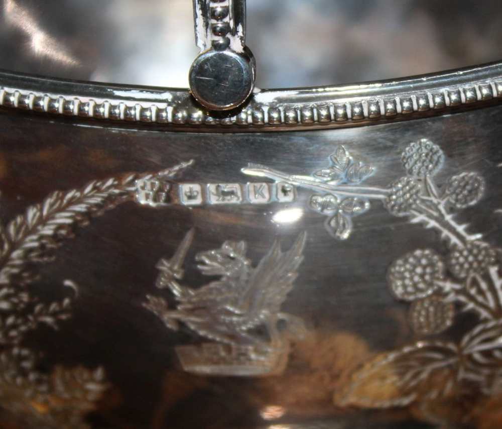 A HALLMARKED SILVER SWING HANDLED PEDESTAL BOAT SHAPED BOWL with engraved armorial crest (249g) - Image 2 of 6